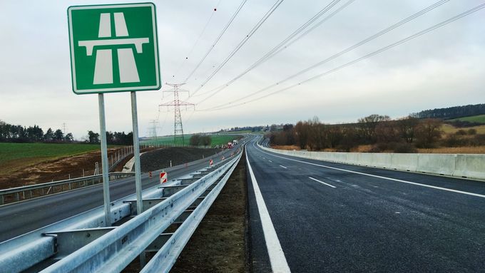 Česko má další kus dálnice. Rozšířením obchvatu Panenského Týnce na D7 přibylo 3,5 km