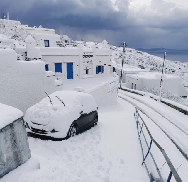 V Norsku za polárním kruhem naměřili 12 °C, naproti tomu řecké ostrovy zasypal příval sněhu