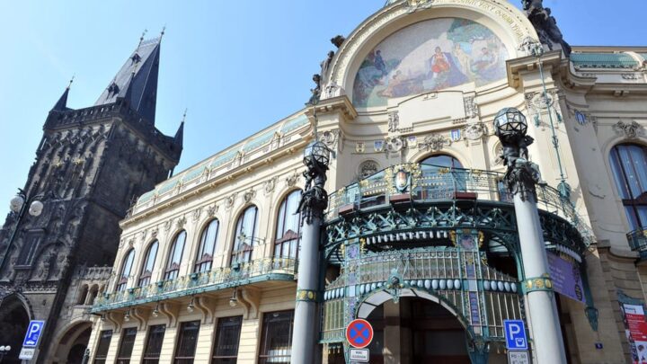 Obecní dům v Praze vítá veřejnost už 110 let. V kavárně se budete cítit jako za první republiky