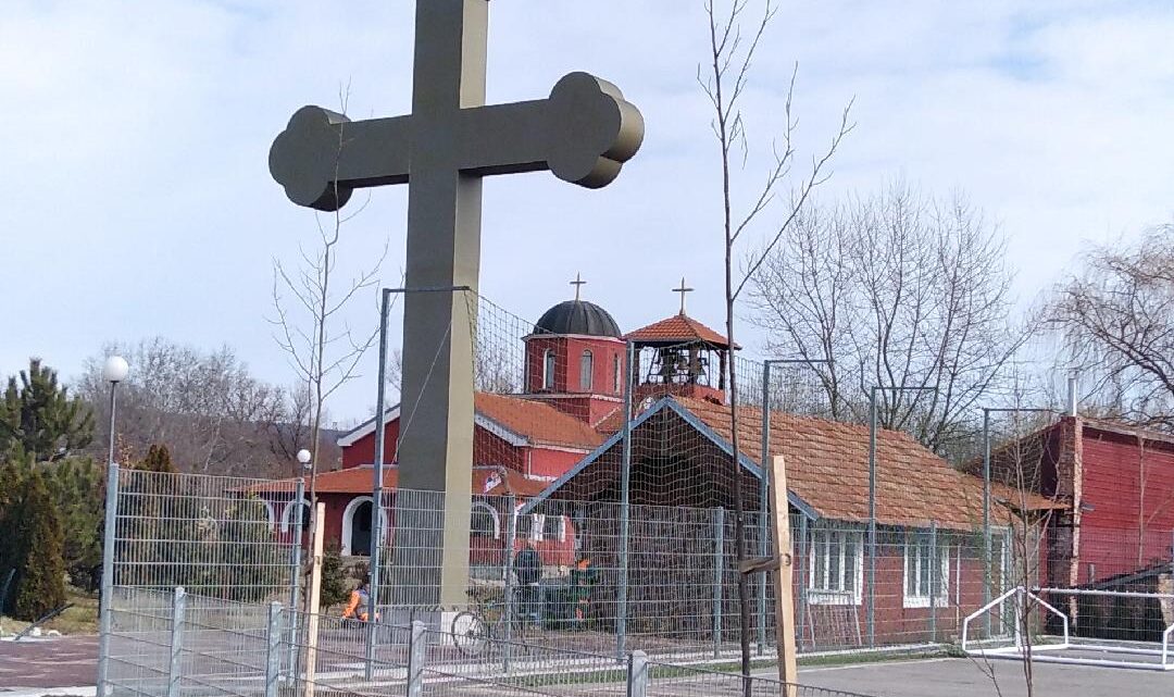 Pravoslavni Časni Krst visine 12 metara postavljen u naselju Brzi Brod