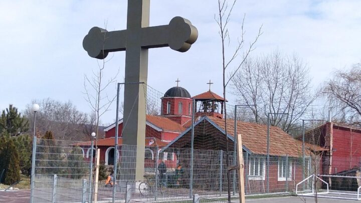 Pravoslavni Časni Krst visine 12 metara postavljen u naselju Brzi Brod