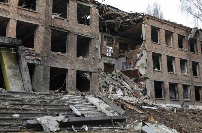Sklonište ispod pozorišta u Mariupolju izdržalo: “Ima preživelih, akcija spasavanja je u toku…”