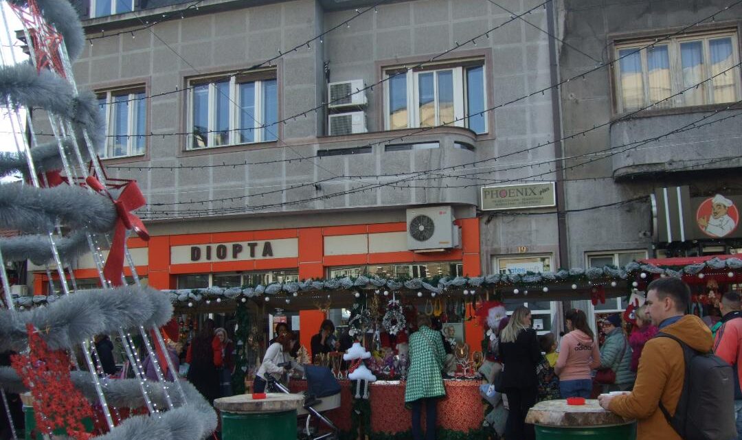 Na zimskom uličnom festivalu ‚Niš u srcu‚‚bogata ponuda nakita,knjiga,slatkiša….