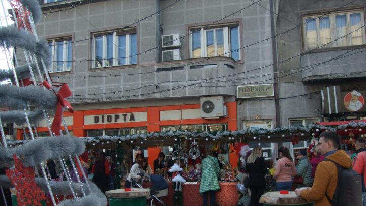 Na zimskom uličnom festivalu ‚Niš u srcu‚‚bogata ponuda nakita,knjiga,slatkiša….