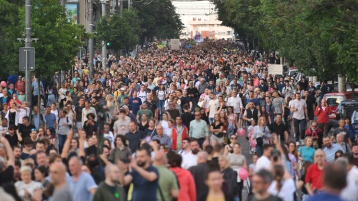 Njujork tajms o jučerašnjem protestu: Najveće ulične demonstracije u Srbiji otkad je svrgnut Milošević, pojačan pritisak na Vučića