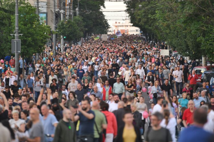 Njujork tajms o jučerašnjem protestu: Najveće ulične demonstracije u Srbiji otkad je svrgnut Milošević, pojačan pritisak na Vučića