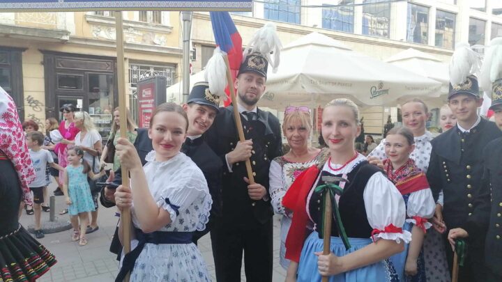 Defile folklornih ansambala u centru Niša