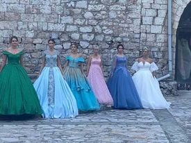 Niš i Češka – snažne veze i nove šanse – Natalia Gabrišova i „niške princeze“ predstavile balske haljine inspirisane Karlovim mostom