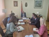 Ministar Beriša sa predsednikom Nacionalnog saveta romske nacionalne manjine o rešavanju problema Roma