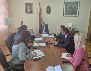 Ministar Beriša sa predsednikom Nacionalnog saveta romske nacionalne manjine o rešavanju problema Roma